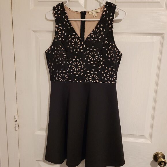 Francescas Katie laser cut A-line dress - Picture 4 of 8